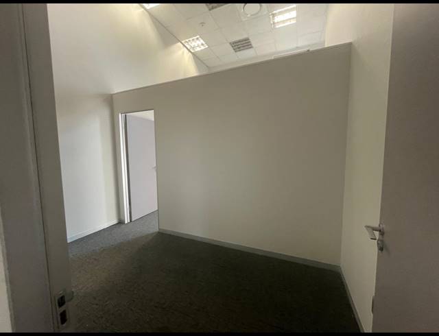 175M² OFFICE TO LET IN BRYANSTON